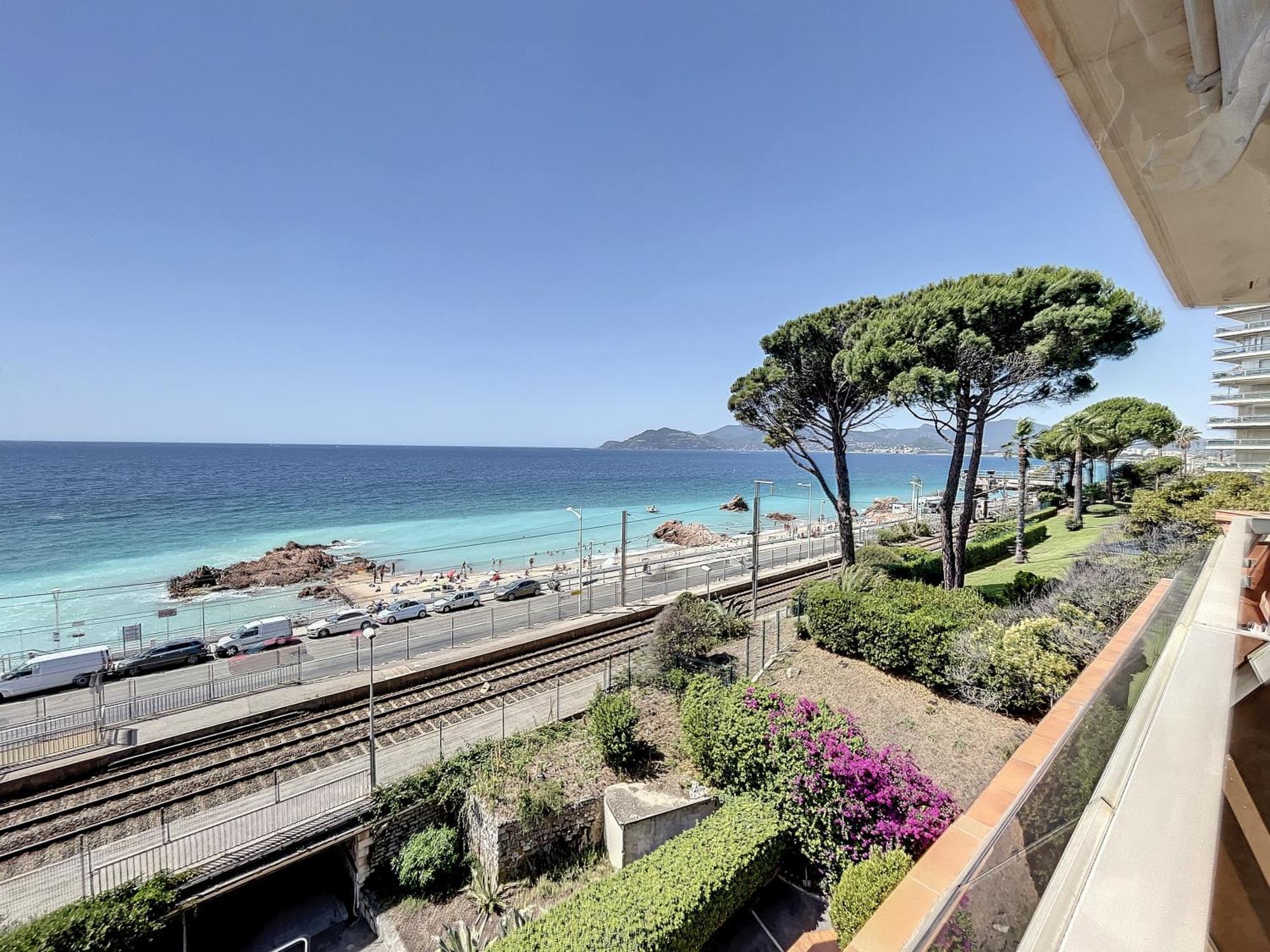 Studio With Beautiful Sea View And Direct Beach Access Cannes Bagian luar foto
